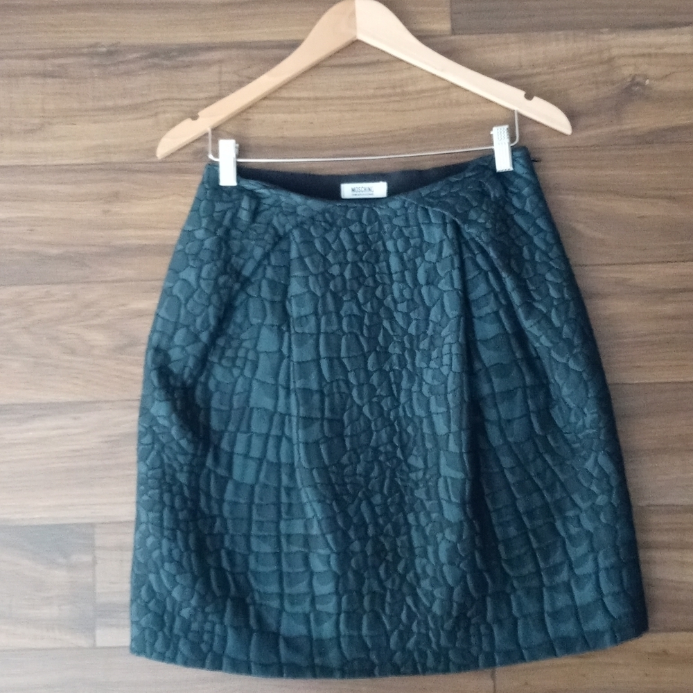 Moschino 38% Wool Chic Metallic Green Pleated Croc Pattern Mini Skirt. Size 8
